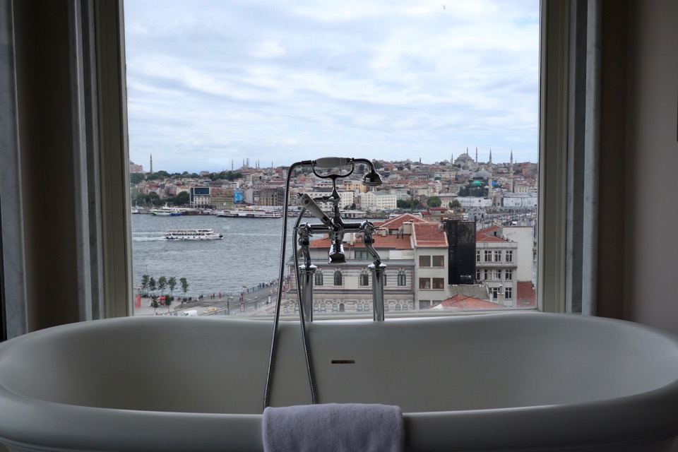 vault karaköy penthouse suite badewanne hotel karakoy istanbul bosporus goldenes horn galata brücke sultanahmet bad