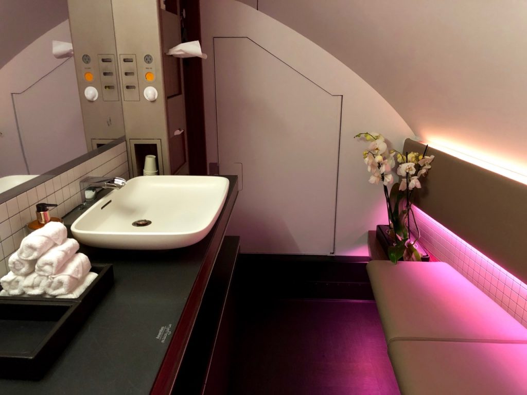 qatar airways first class airbus 380 a380 doh fra oberdeck oneworld